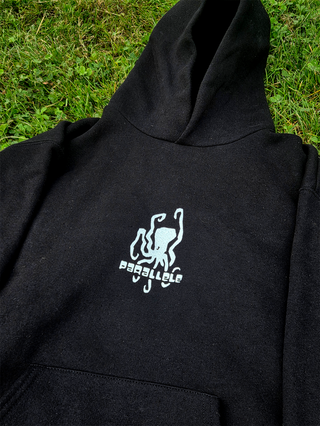 Sweat à capuche Le radeau du kraken | Parallèle - sérigraphie à la main