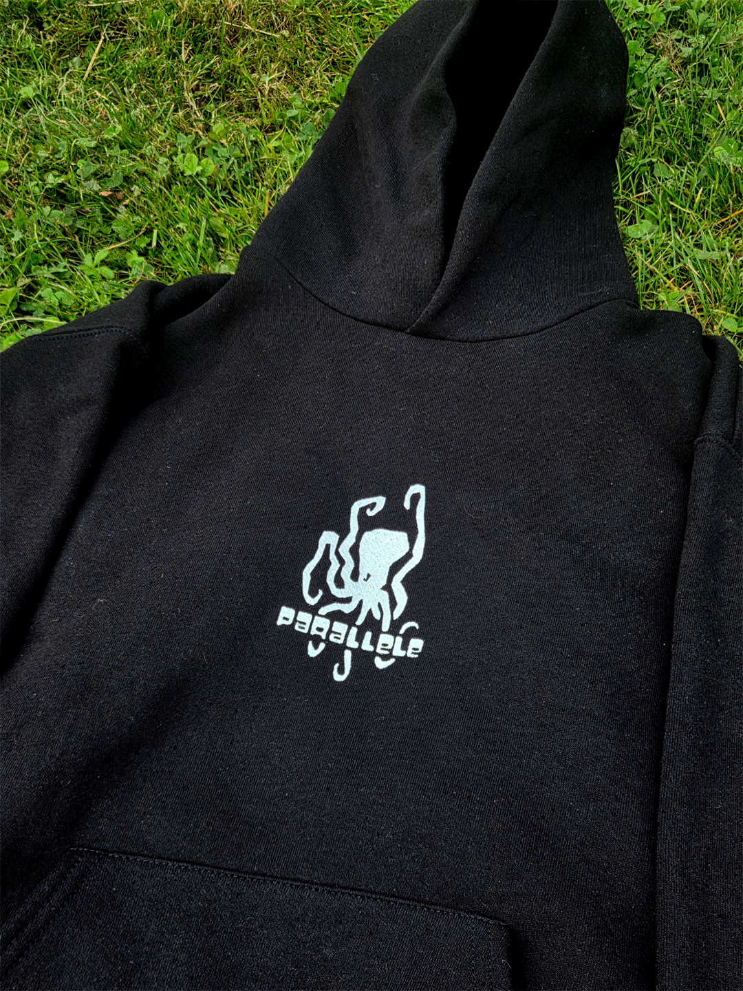 Sweat à capuche Le radeau du kraken | Parallèle - sérigraphie à la main