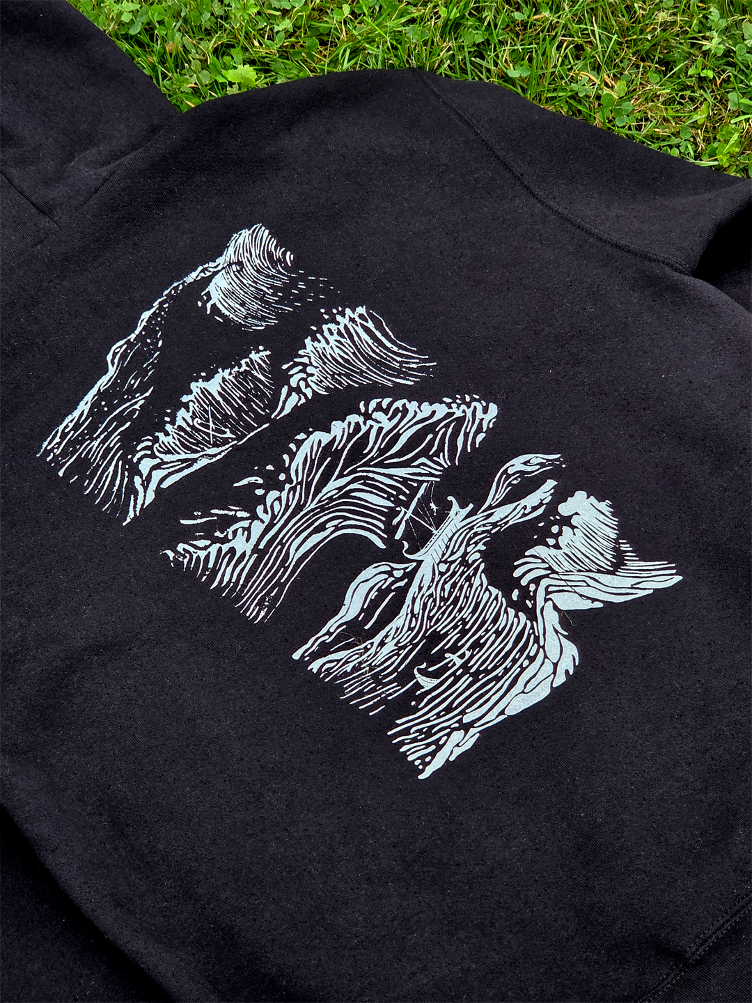 Sweat à capuche Le radeau du kraken | Parallèle - sérigraphie à la main